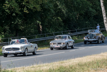 von vorn nach hinten: Mercedes-Benz 250 SL W113 'Pagode' (1965) - Alfa Romeo Giulia 1600 GT Veloce Kantenhaube (1970) -  Chevrolet Roadster (1934)