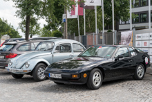 vorn: Porsche 924 hinten: VW 1200 Kfer (ca. 1975)