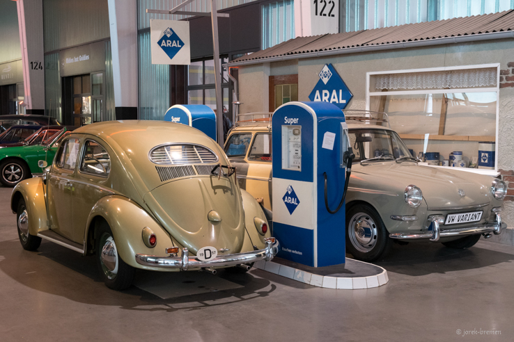VW 1200 Kfer Ovali (1957) neben VW 1500 Variant - fr Galerie klicken