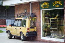 Land Rover Discovery (1989–1998) als Dekoration 1998 in Westerland/Sylt am Camel Shop