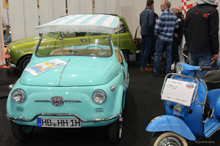 Fiat 500 Jolly neben Vespa 50 S