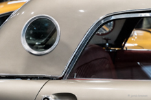Bullauge im Hardtop eines Ford Thunderbird (1957) Bullauge im Hardtop eines Ford Thunderbird (1957)
