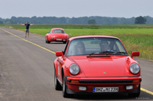 Porsche 911 vor MB 300 SL AMG