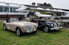 Austin Healey 100/4 neben Morgan Plus 8