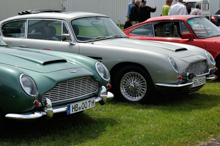 Aston Martin DB 5 (vorn) und DB 6