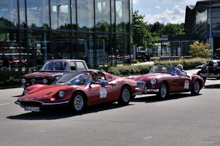 Ferrari Dino 246 GT (mit Oberlippenbart) vor MG A