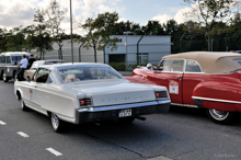 Chrysler Newport (li), Cadillac Series 62 Convertible (1947) (re)