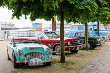 Austin Healey 3000 vor Ford T5 Mustang Cabrio