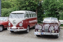 VW T1 Bus Samba (li) Jaguar XK 140 (re)