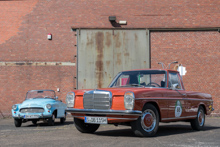 Mercedes-Benz 220D Pick-Up (1973) vor Skoda Felicia Cabrio