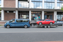 Beifang: Porsche 924 auf Trailer