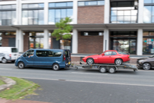 Beifang: Porsche 924 auf Trailer