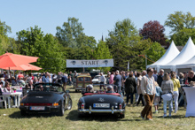 re: Mercedes Benz 190 SL W121BII 'Nitribitt' (1955-63) li: Porsche 911 SC Cabrio hinten: Morris Minor Kombi 'Woody'