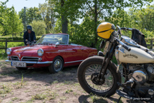 Harley-Davidson Oldtimer vor NSU Wankelspider