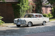 Mercedes-Bens W 111 S-Flosse (US-Version mit Doppelscheinwerfern)