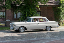 Mercedes-Bens W 111 S-Flosse (US-Version mit Doppelscheinwerfern)