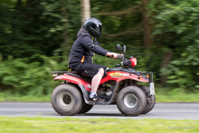 Beifang: Quadfahrer im Gegenverkehr