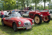 li: MG A re: Porsche Diesel Schlepper li: MG A re: Porsche Diesel Schlepper