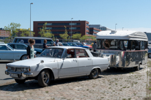 Rover P6 3500 V8 (1963-77) mit zeitgenssischem Wohnanhnger