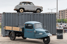 hinten: Lloyd Alexander Schuppen 1 vorn: Goliath Dreirad-Pritsche