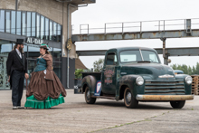 zwei Kostmierte vor einem Chevrolet Advance Design (1947-55)