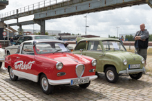 Goggomobil TS 250 Coupe (ca. 1958) vor Goggomobil 250 Limousine (ca. 1957) Goggomobil TS 250 Coupe (ca. 1958) vor Goggomobil 250 Limousine (ca. 1957)