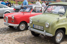 Goggomobil 250 Limousine (ca. 1957) vor Goggomobil TS 250 Coupe (ca. 1958) Goggomobil 250 Limousine (ca. 1957) vor Goggomobil TS 250 Coupe (ca. 1958)