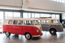 VW T1 Campingbus (1959) vor Goliath Express Bus
